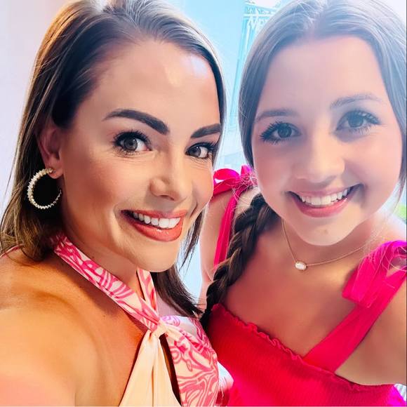 Meet your Posher, Nicole - Picture 1 of 1